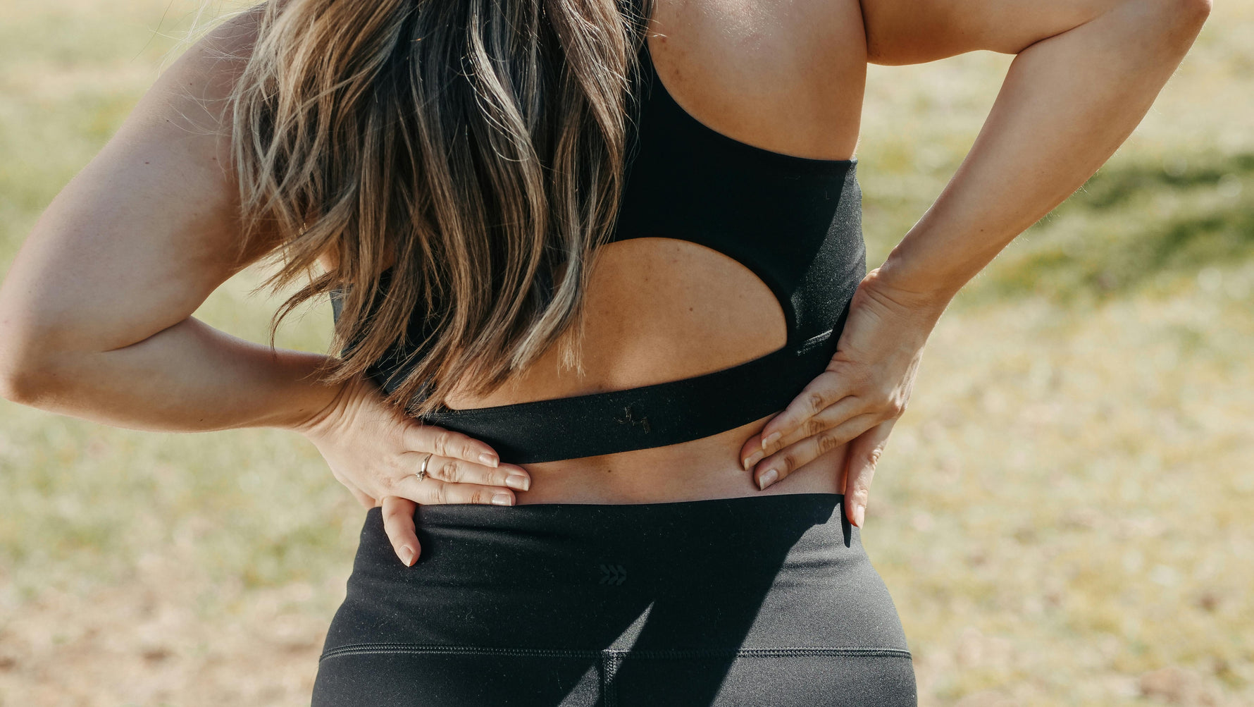 Pourquoi ai-je mal au dos pendant mes règles ? Causes, solutions et rituels naturels
